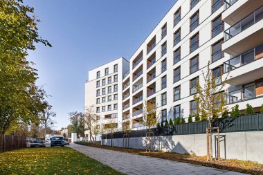 Bir Avrupa şehrinde konut binaları. Modern apartman blokları. Şehrin merkezindeki çoklu aile binası. Çok sayıda kat var. Balkonlar ve loggialar. 