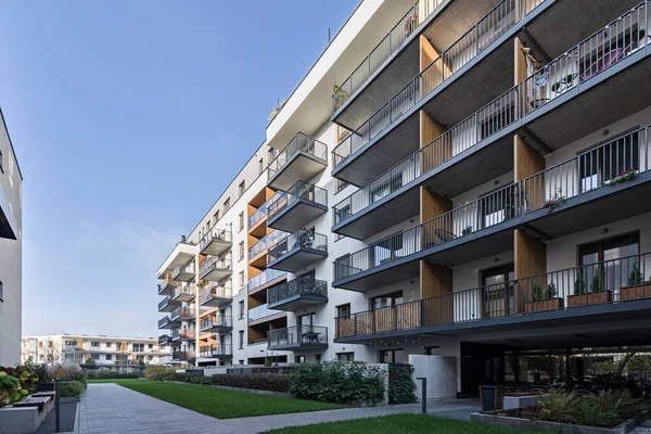 Bir Avrupa şehrinde konut binaları. Modern apartman blokları. Şehrin merkezindeki çoklu aile binası. Çok sayıda kat var. Balkonlar ve loggialar. 