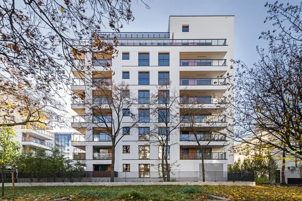 Bir Avrupa şehrinde konut binaları. Modern apartman blokları. Şehrin merkezindeki çoklu aile binası. Çok sayıda kat var. Balkonlar ve loggialar. 
