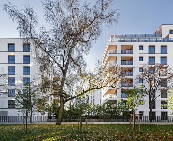 ヨーロッパの都市の住宅建築物 フラットの近代的なブロック 市内中心部にあるマルチファミリービル 多数のフロア バルコニーとロギア — ストック写真