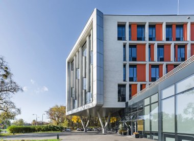 İlginç bir sonu olan modern bir bina. Dikey alüminyum ve turuncu paneller. Güneşli bir gün.