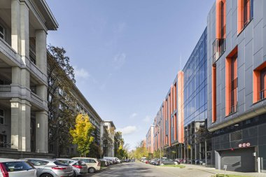 İlginç bir sonu olan modern bir bina. Dikey alüminyum ve turuncu paneller. Güneşli bir gün.