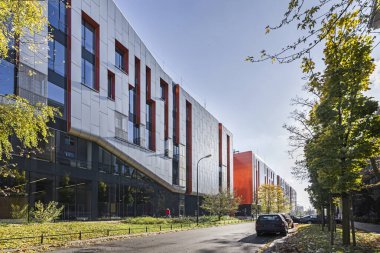 İlginç bir sonu olan modern bir bina. Dikey alüminyum ve turuncu paneller. Güneşli bir gün.