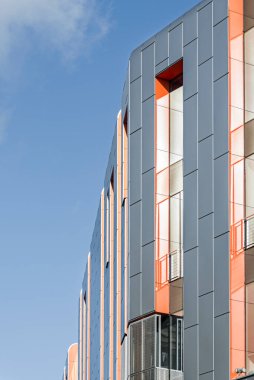 Objenin dış görünüşü için renkli bir detay, bina. Dikey alüminyum ve turuncu paneller. Modern bina. Pencereler