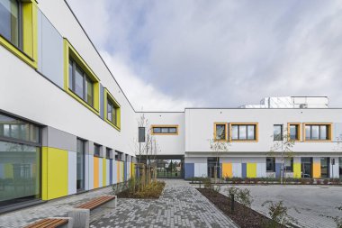 Objenin renkli yüzü, bina. Dikey panellerin malzemesi. Pencere kaplaması.