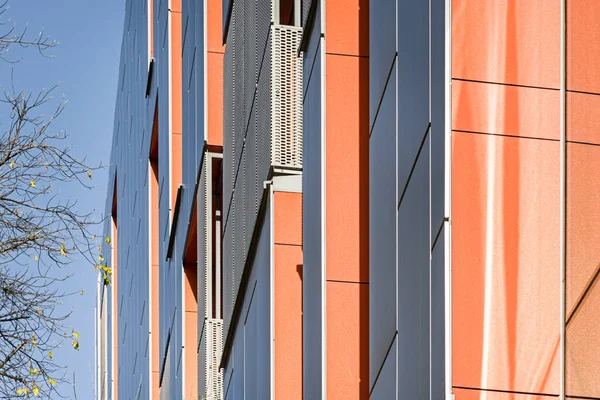 Färgglada Detalj För Fasaden Objektet Byggnad Material Vertikal Aluminium Och — Stockfoto