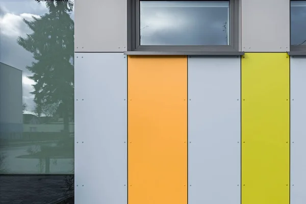 Färgstark Fasad Objektet Byggnad Material Från Vertikala Paneler — Stockfoto