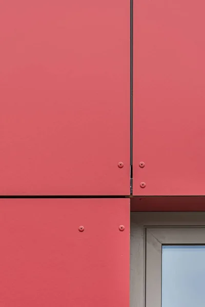 Façade Colorée Objet Bâtiment Matériau Des Panneaux Verticaux Rouges — Photo