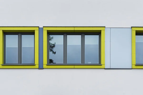 Красочный Фасад Объекта Здание Материал Вертикальных Панелей Облицовка Окон — стоковое фото
