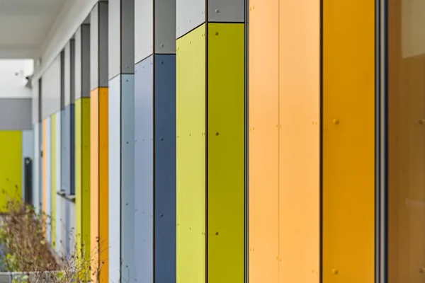 Fachada Colorida Objeto Edifício Material Painéis Verticais — Fotografia de Stock