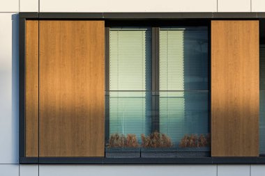 Şehir merkezindeki modern çoklu aile binasının detayları. Çok sayıda kat var. Balkonlar ve loggialar. Güneşli hava