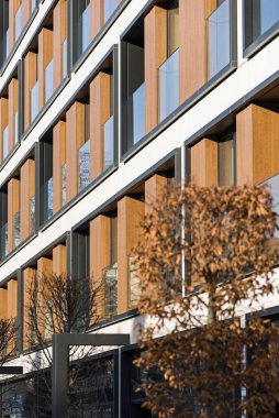 Şehir merkezindeki modern çoklu aile binasının detayları. Çok sayıda kat var. Balkonlar ve loggialar. Güneşli hava