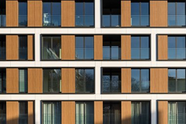 Şehir merkezindeki modern çoklu aile binasının detayları. Çok sayıda kat var. Balkonlar ve loggialar. Güneşli hava