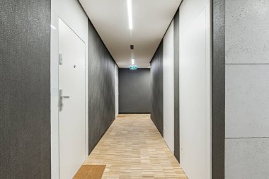 Bir apartmanın koridorunda. Koridor için ilginç bir son. Minimalist tasarım