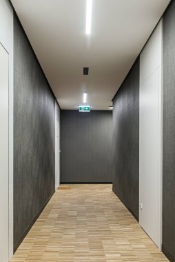 Bir apartmanın koridorunda. Koridor için ilginç bir son. Minimalist tasarım