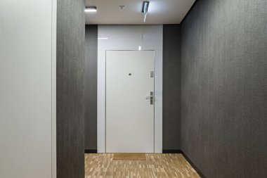 Bir apartmanın koridorunda. Koridor için ilginç bir son. Minimalist tasarım