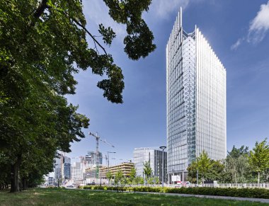 Gökdelen, gökdelen, ofis binası. Güneşli bulutsuz hava. Harmony, düz çizgiler. Cilalı nesne