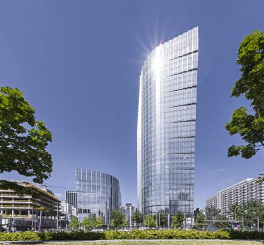 Gökdelen, gökdelen, ofis binası. Güneşli bulutsuz hava. Harmony, düz çizgiler. Şehir trafiği, kavşak