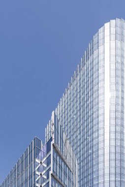 Bir gökdelenin ön cephesi, gökdelen. Güneşli bulutsuz hava. Harmony, düz çizgiler.