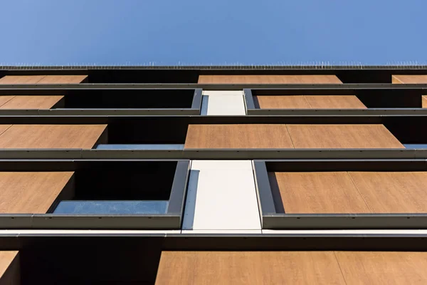 Şehir merkezindeki modern çoklu aile binasının detayları. Çok sayıda kat var. Balkonlar ve loggialar. Güneşli hava