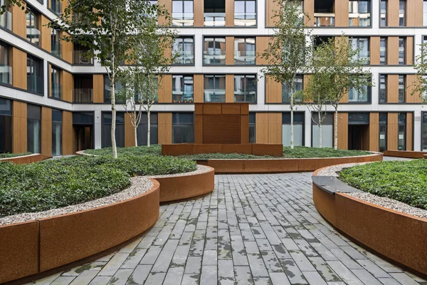 Bir Avrupa Şehrinde Konut Binaları Modern Apartman Blokları Bahçede Bitki — Stok fotoğraf