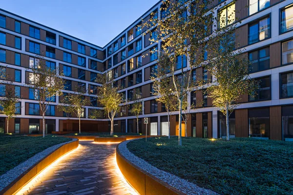 Geceleri Bir Avrupa Şehrinde Konut Binaları Modern Apartman Blokları Bahçede — Stok fotoğraf