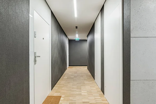Bir apartmanın koridorunda. Koridor için ilginç bir son. Minimalist tasarım