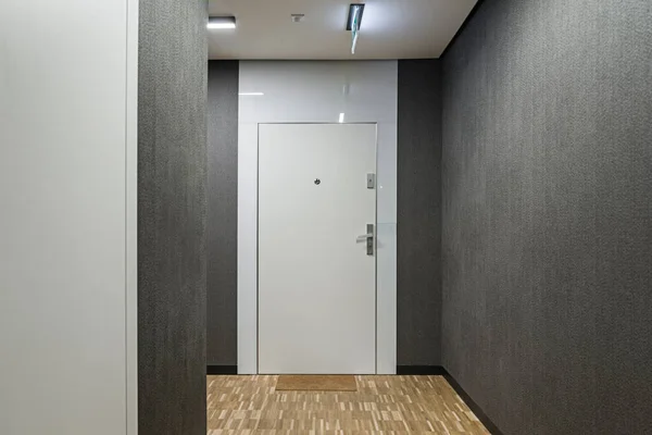 Bir apartmanın koridorunda. Koridor için ilginç bir son. Minimalist tasarım