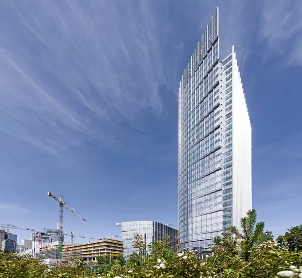 高層ビルオフィスビル高層ビル 晴れ雲一つない天気 ハーモニー — ストック写真