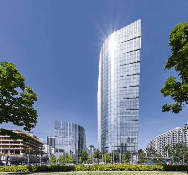 Skyskrapa Skyskrapa Kontorsbyggnad Soligt Molnfritt Väder Harmoni Raka Linjer Stadstrafik — Stockfoto