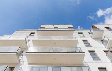 Avrupa 'da modern bir çoklu aile binasında ön cephe ve balkonların ayrıntıları. 