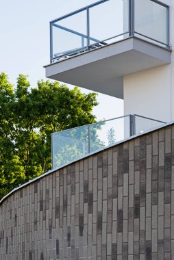 Avrupa 'da modern bir çoklu aile binasında balkon ayrıntıları. 