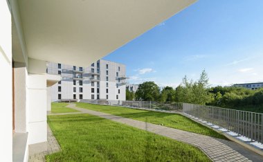 Bir Avrupa şehrinde modern çoklu aile binası. İlginç bir mimari. Güneşli hava