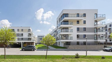 Bir Avrupa şehrinde modern çoklu aile binası. İlginç bir mimari. Güneşli hava