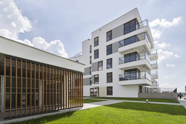 Bir Avrupa şehrinde modern çoklu aile binası. İlginç bir mimari. Güneşli hava