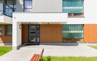 Avrupa 'da modern bir çoklu aile binasının ayrıntıları. Merdiven boşluğuna giriş.