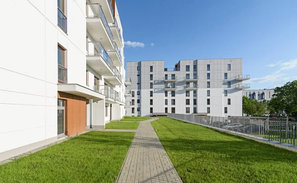 Bir Avrupa şehrinde modern çoklu aile binası. İlginç bir mimari. Güneşli hava