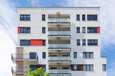 Uyumlu bir çoklu aile binasının ön cephelerinin ayrıntıları. Geniş balkonlar