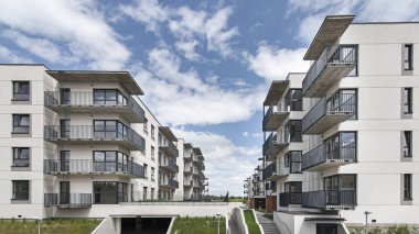 Bir Avrupa şehrinde modern çoklu aile binası. Otoparkta. Betondan yapılmış duvarlar. Ortak alana giden merdivenler. Garaja giriş.