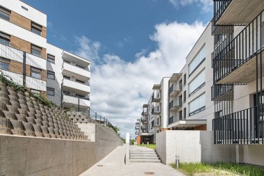 Bir Avrupa şehrinde modern çoklu aile binası. Merdiven boşluğunun girişi. Duvarlar ve merdivenler betondan yapılmış..