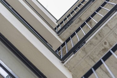 Avrupa 'da çağdaş bir çok aile binasının balkonları için ayrıntılar.