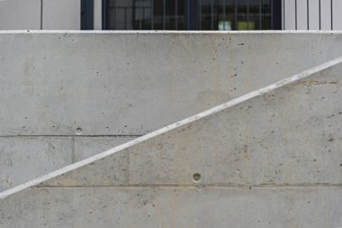 Avrupa 'da bir kentteki modern çoklu aile binasında betondan yapılmış yürüme yolları hakkında detaylar.