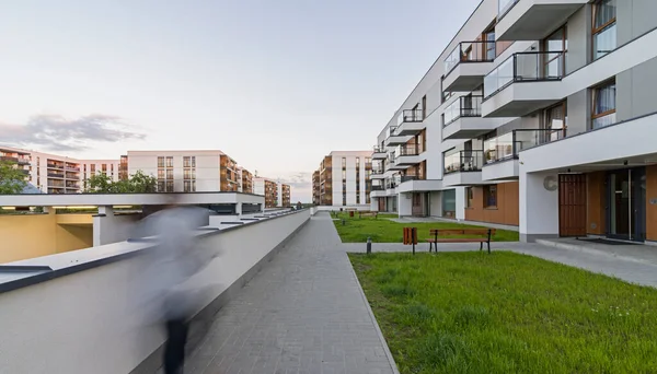 Modernes Mehrfamilienhaus Einer Europäischen Stadt Harmonische Anordnung Der Balkone Gehwege — Stockfoto