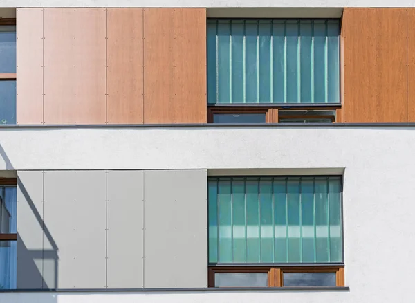 Detalj För Modern Flerfamiljsbyggnad Europeisk Stad Intressant Arrangemang Fönster Och — Stockfoto