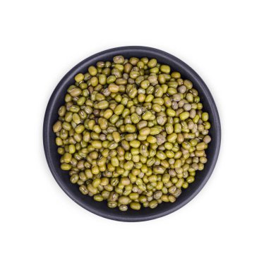 Beyaz arka planda izole edilmiş siyah bir fincandaki Mung fasulyesi tohumları. Üst görünüm