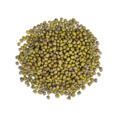 Mung fasulyesi tohumları beyaz arka planda izole edilmiş. Üst görünüm