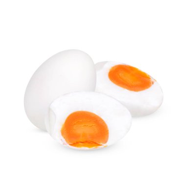 Beyaz arkaplanda tuzlu yumurta izole edilmiş.