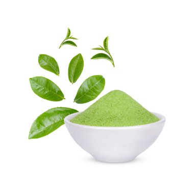 Beyaz arka planda yaprakları olan yeşil çay tozu.