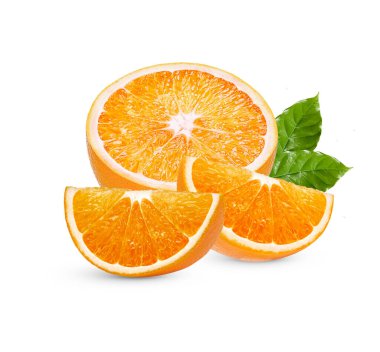 Taze portakal dilimleri ve beyaz arka planda izole edilmiş yapraklar.