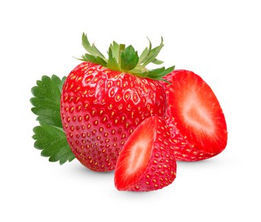 Beyaz arka planda yaprakları olan taze çilekler.